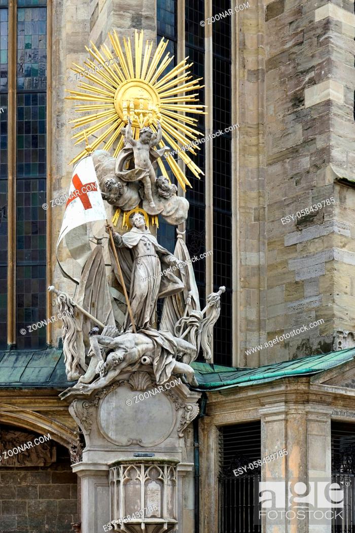 Imagen: Statue at St Stephens Cathedral in Vienna.