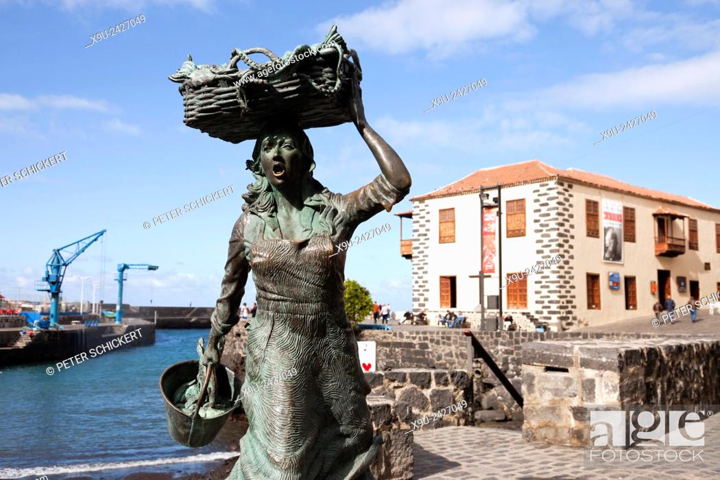 Segundo grado moverse Cartero Statue of fish selling woman or fisherwoman and the Casa de la Aduana,  Puerto de la Cruz, Tenerife, Foto de Stock, Imagen Derechos Protegidos Pic.  X9U-2427049 | agefotostock