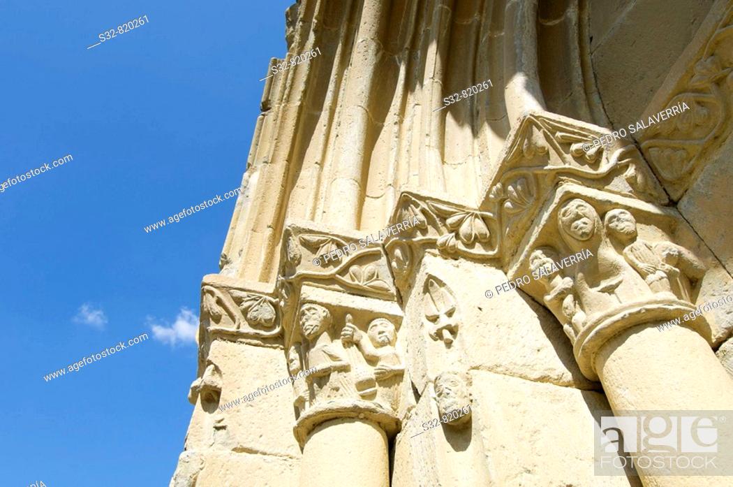 Imagen: Detalle de portada de Ermita de San Juan (roma'nico - XIII); Montan~ana (Conjunto Histo'rico Arti'stico); Comarca de la Ribagorza; Huesca; Arago'n; Espan~a.