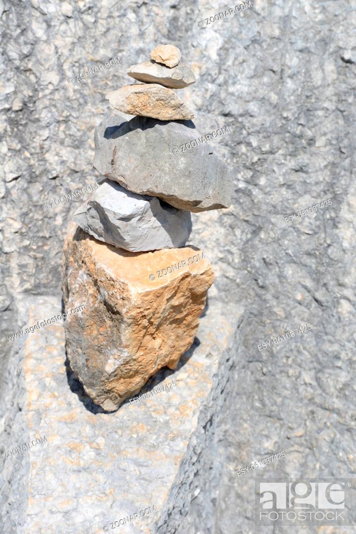 Imagen: Steinmännchen, steinmann, Balance, gleichgewicht, balancieren, labil, steine, turm,  türmchen, spitze, zusammenhalt, zusammenhalten, steinturm, natur,.