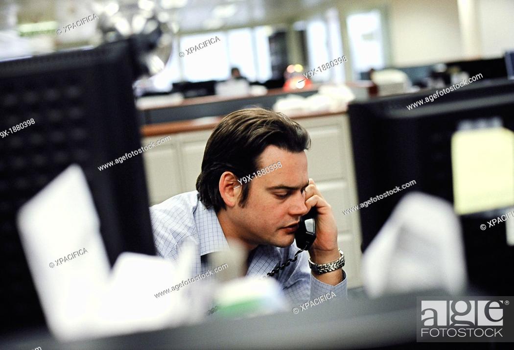 Imagen: Workers in the office of Credit Suisse First Boston CSFB, a leading stockbroker and investment bank.