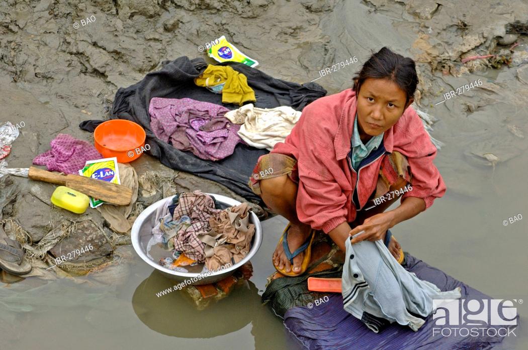 Imagen: Washing clothes in river Irrawaddy, Myanmar, Burma.