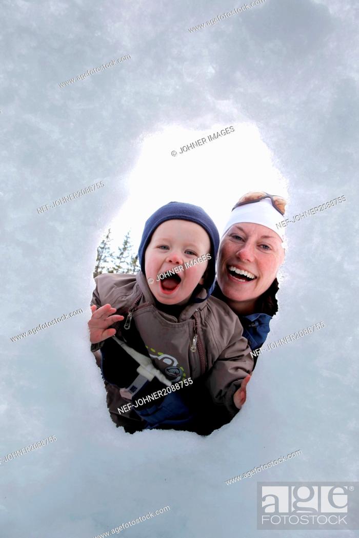 Imagen: Mother and sun playing in the snow.