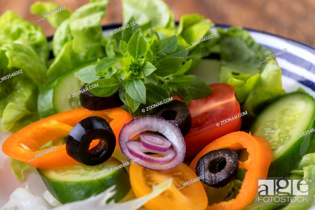 Stock Photo: Nahaufnahme von einem frischen Salat mit Basilikum.