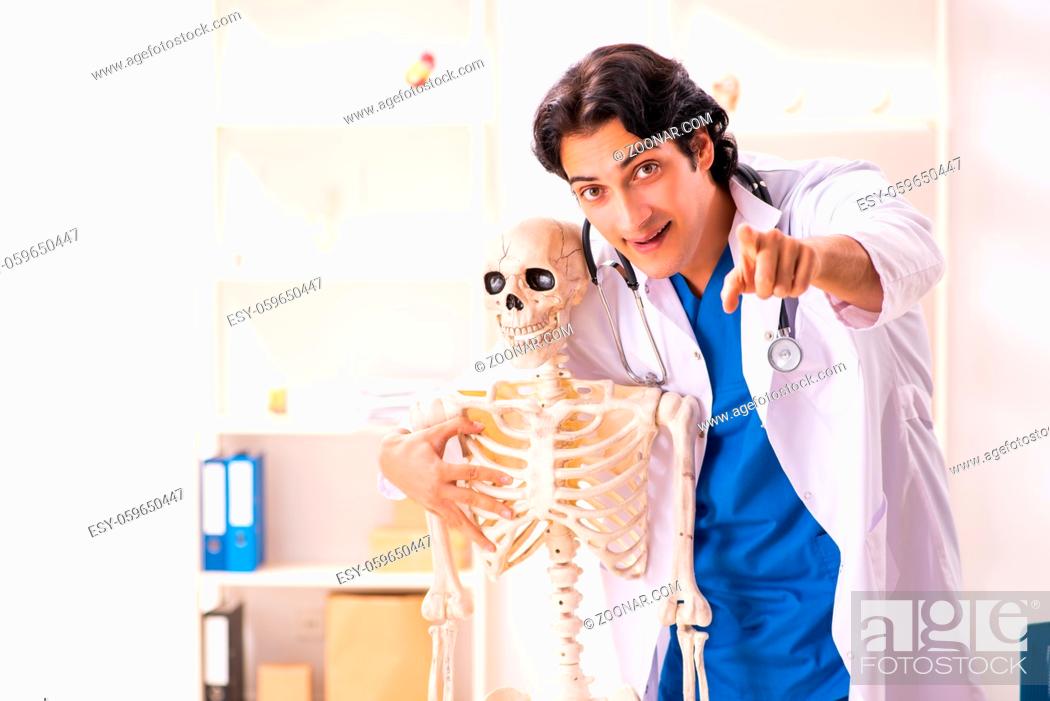 Imagen: Young male doctor with skeleton.