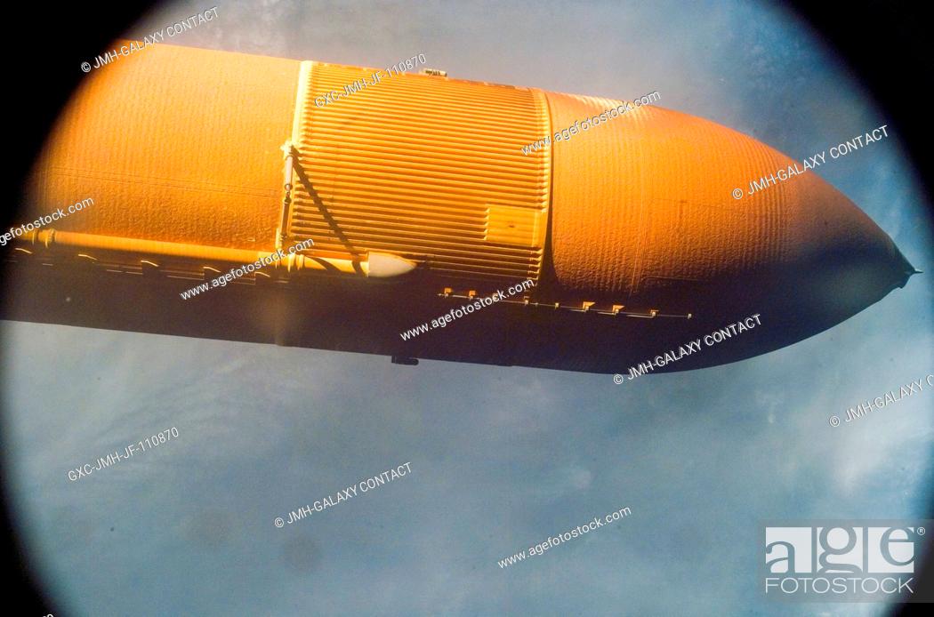 Photo de stock: This picture showing the forward two thirds of the STS-118 external tank was photographed by a camera positioned in Endeavour's umbilical well seconds after.