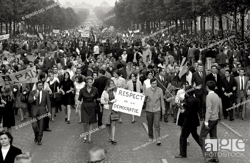 Photo de stock: The risk of a revolution in Paris has been averted. Placards exalting social peace and democracy during the demonstration of De Gaulle supporters in the.
