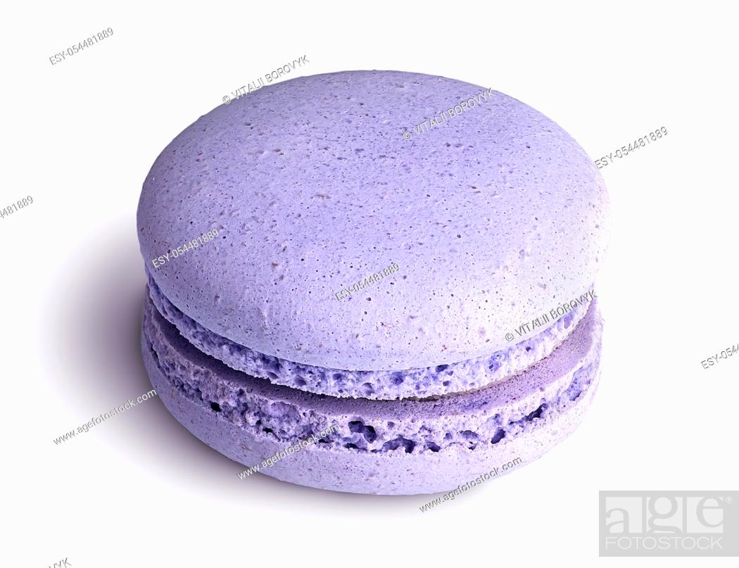 Imagen: One purple macaroon angled view isolated on a white background.