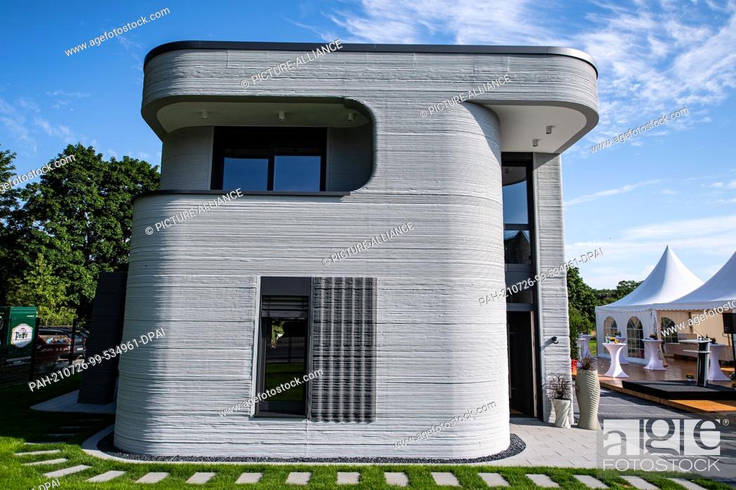 Stock Photo: 26 July 2021, North Rhine-Westphalia, Beckum: On the exterior façade of the first 3D printed house you can see the concrete layers applied by means of a 3D.