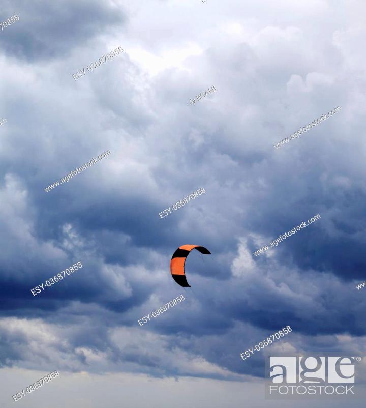 Stock Photo: Power kite and cloudy gray sky.
