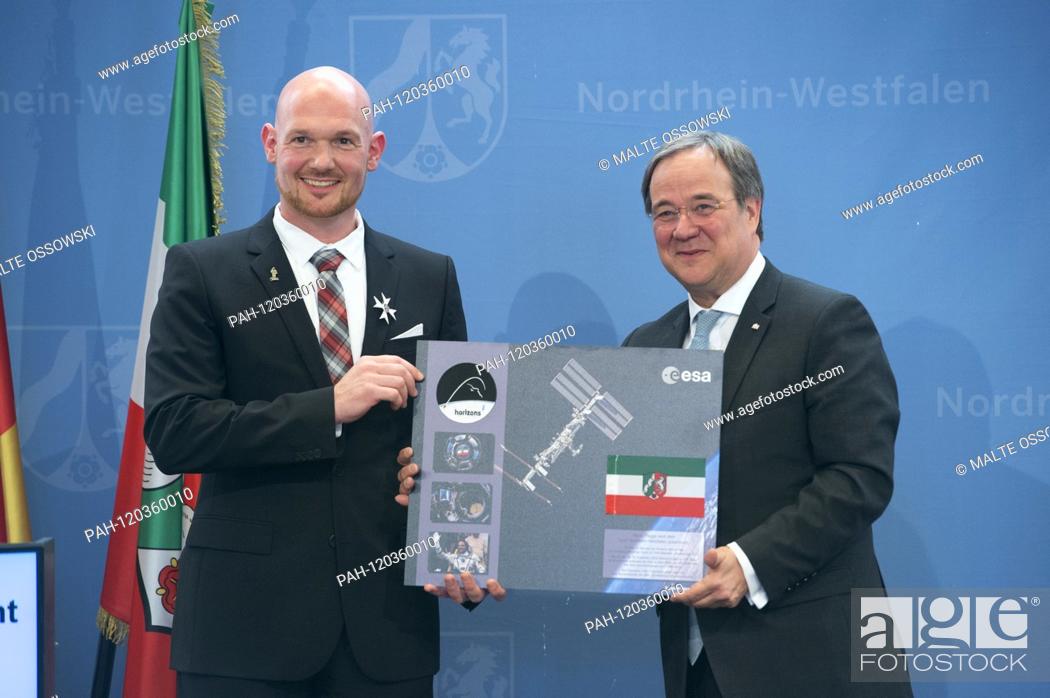 Stock Photo: Prime Minister Armin LASCHET honors astronaut Alexander GERST, Gerst hands over a NRW flag to Laschet, who was in space, Minister President Armin Laschet honors.