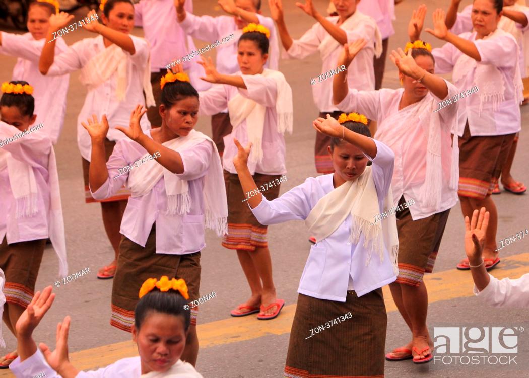 Stock Photo: Eine traditionelle Tanz Gruppe zeigt sich an der Festparade beim Bun Bang Fai oder Rocket Festival in Yasothon im Isan im Nordosten von Thailand.