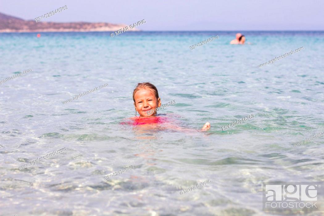 Imagen: Adorable Little girl swimming in the sea. Summer Vacation.