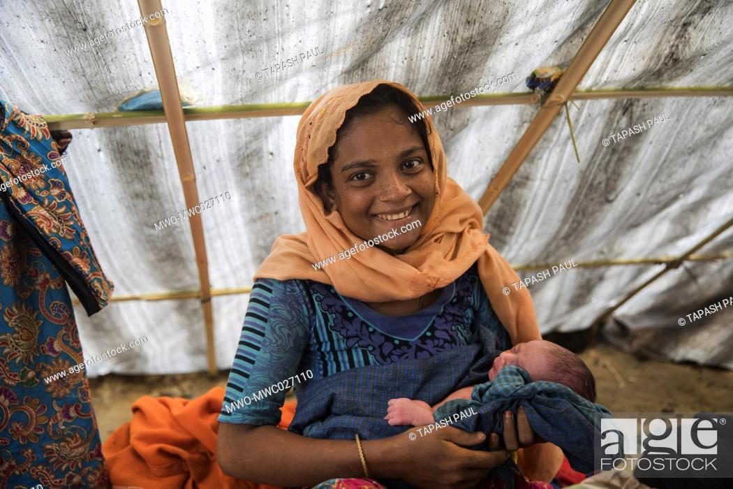 Imagen: A newborn child to the Rogingya family, Gonosastho Bangladesh providing medical support to the new Rohingya Muslims refugees, camp Teknaf.