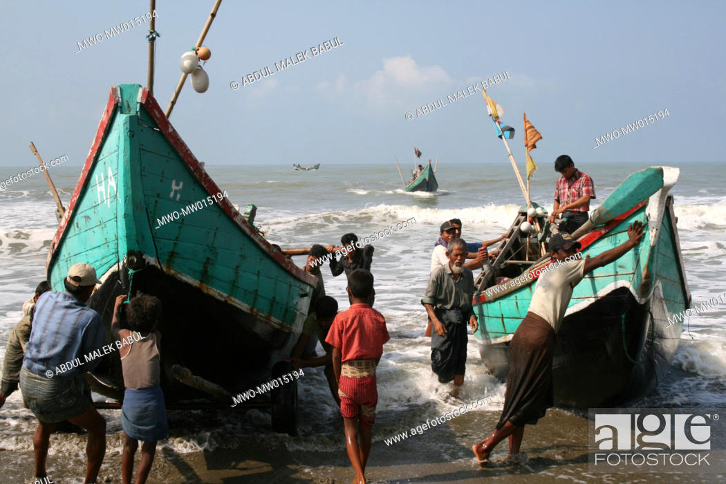 Photo de stock: Fishermen bringing their boat to the shore, at Shah Porir Island, Teknaf, Cox’s Bazar, Bangladesh March 22, 2008.