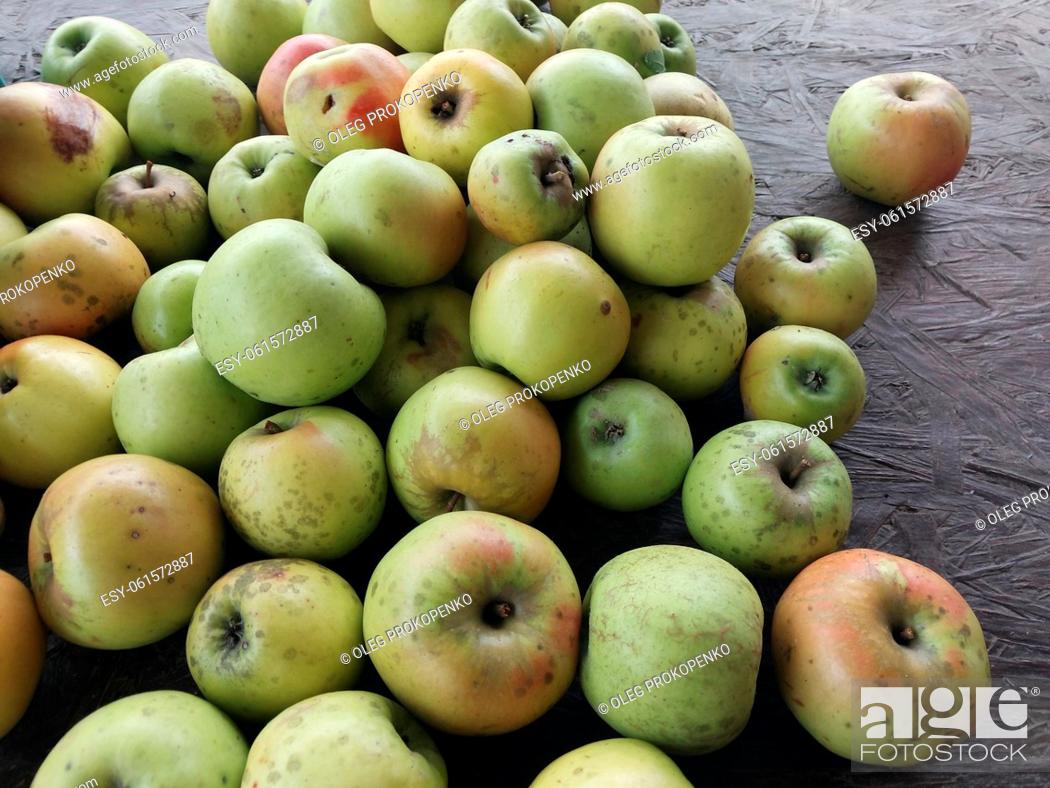 Stock Photo: Apples for slicing and the juicing.