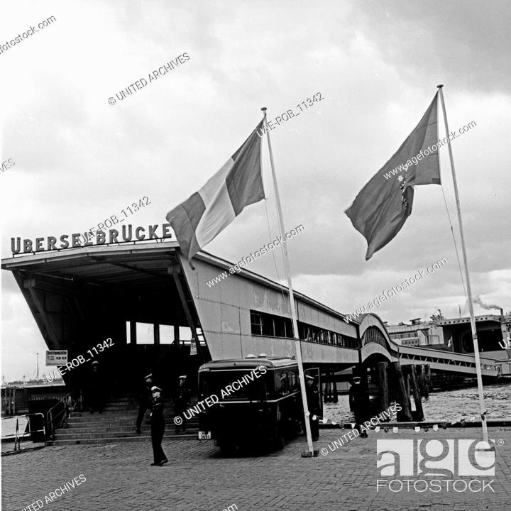 Stock Photo: Die Überseebrücke im Hafen in Hamburg, Deutschland 1960er Jahre. Overseas bridge at Hamburg harbor, Germany 1960s.
