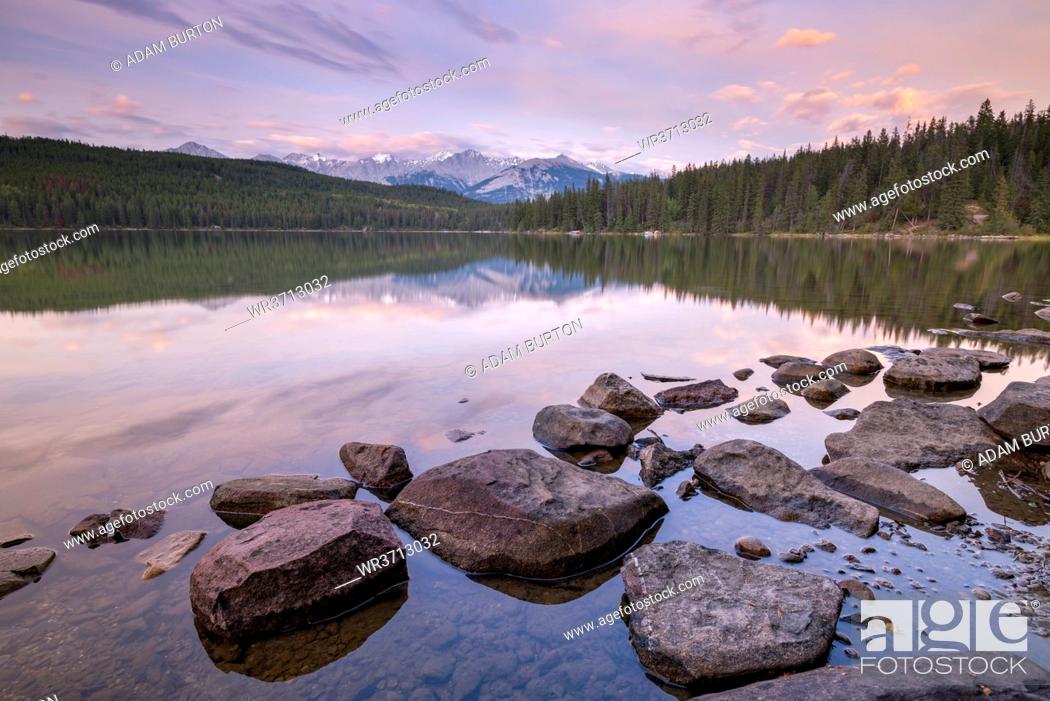 Photo de stock: Sunrise on a beautiful reflective lake in the Canadian Rockies, Jasper National Park, UNESCO World Heritage Site, Alberta, Canada, North America.
