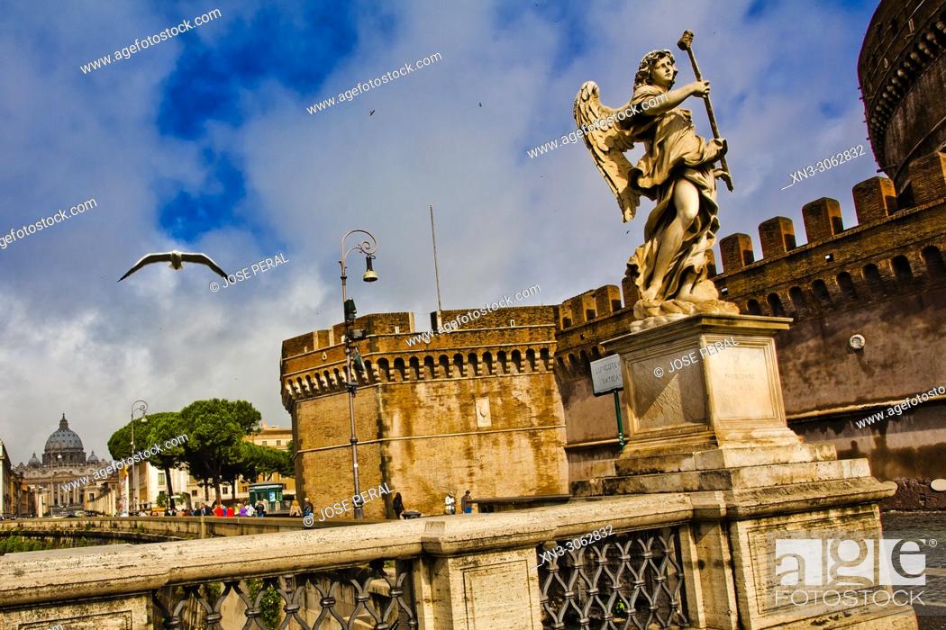 Photo de stock: Angel with the Sponge by Antonio Giorgetti, Ponte Sant'Angelo bridge, Mausoleum of Hadrian, Castel Sant'Angelo, Castle of the Holy Angel, Rome, Lazio, Italy.