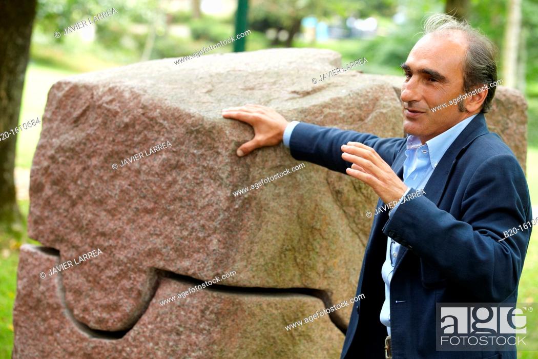 Photo de stock: Luis Chillida explaining the sculpture of his father Eduardo Chillida, Chillida Leku Museum, Hernani, Near of Donostia, San Sebastian, Gipuzkoa, Basque Country.