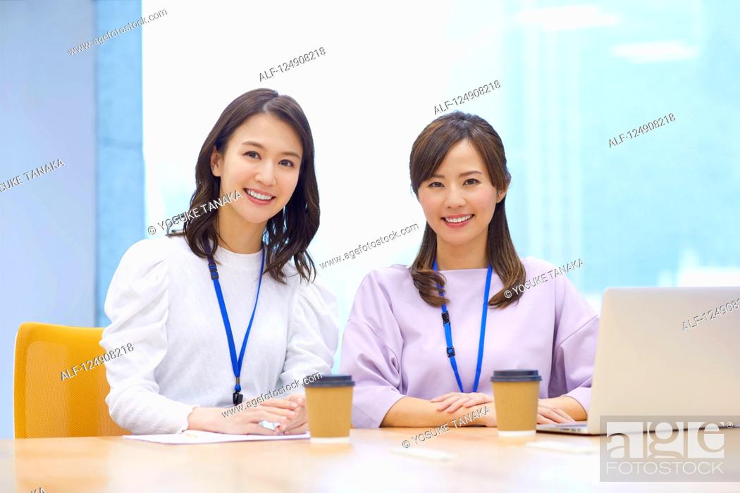 Imagen: Japanese businesswomen in the office.