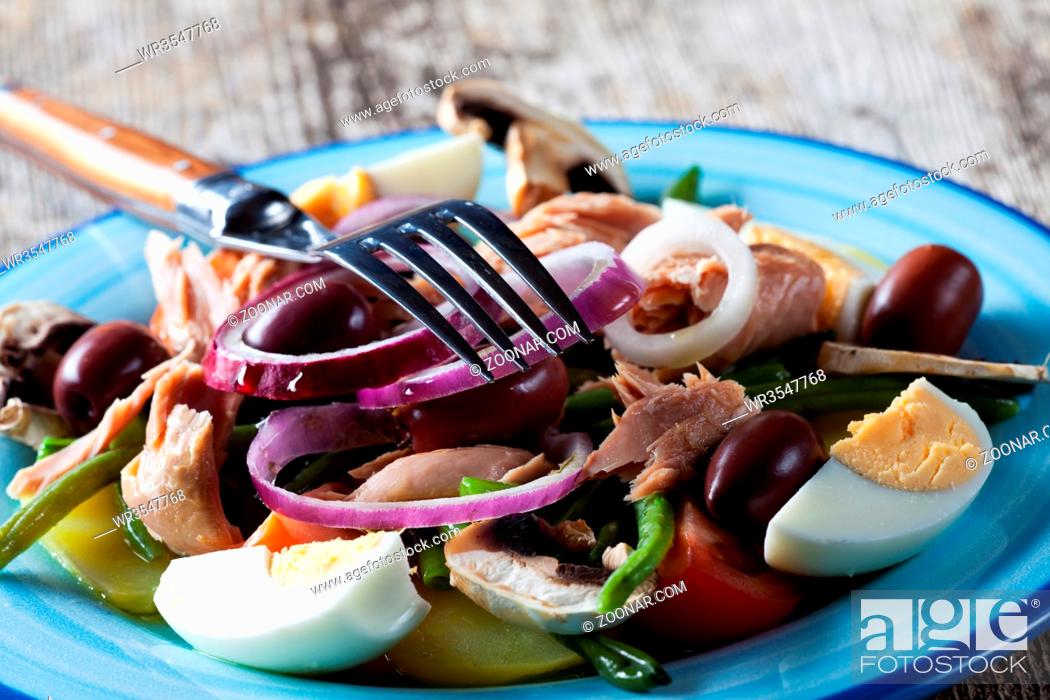 Stock Photo: französischer Salat Nicoise auf einem Teller.