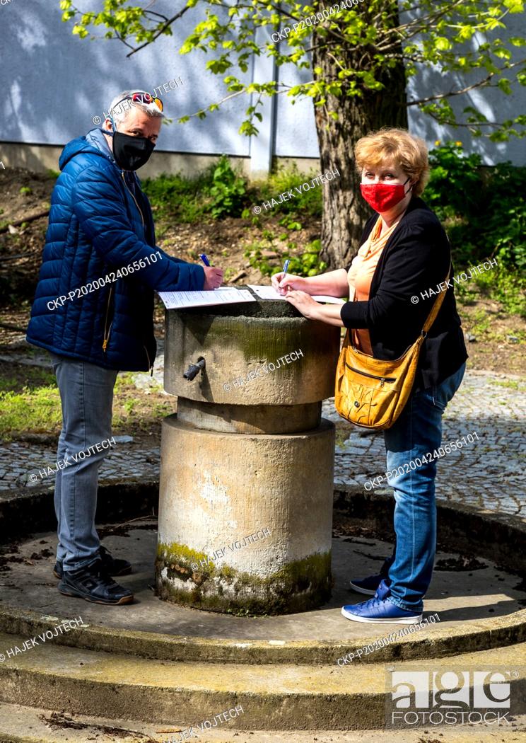 Imagen: A medic takes a sample for a covid-19 test from a volunteer, on April 24, 2020, in Litomerice, Czech Republic. Across-the-board testing of population for new.