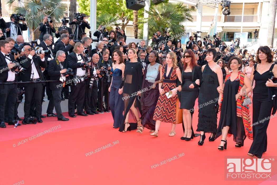 Imagen: Vanessa Filho, Marion Cotillard (dress by Guy Laroche), ?, Déborah François and Zabou Breitman (right) Arriving on the red carpet for the film 'Les Filles du.
