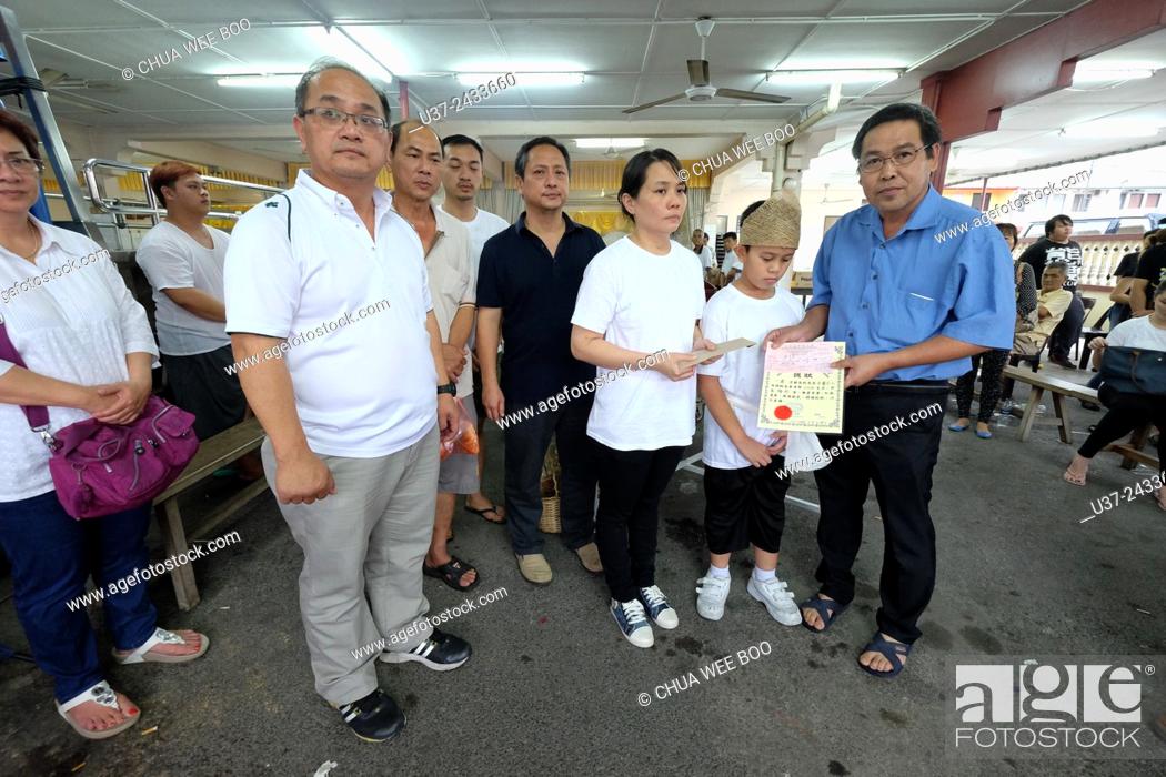 Photo de stock: Widow donates money to Sarawak Chai's Clan Association. Sarawakian chinese funeral ceremony. Malaysia.