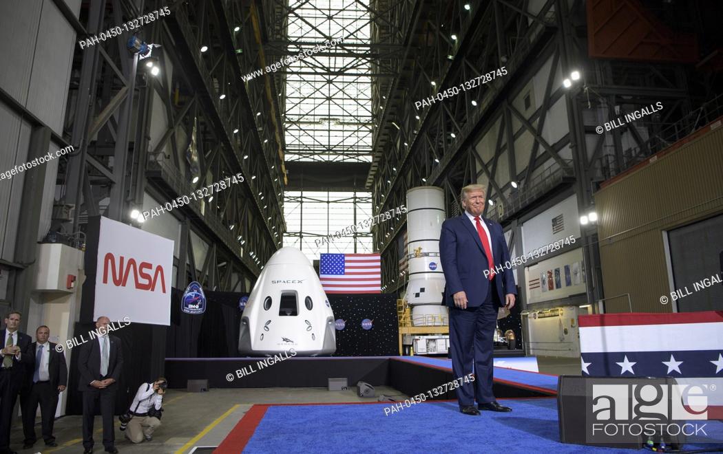 Photo de stock: In this photo released by the National Aeronautics and Space Administration (NASA), President Donald Trump speaks inside the Vehicle Assembly Building following.