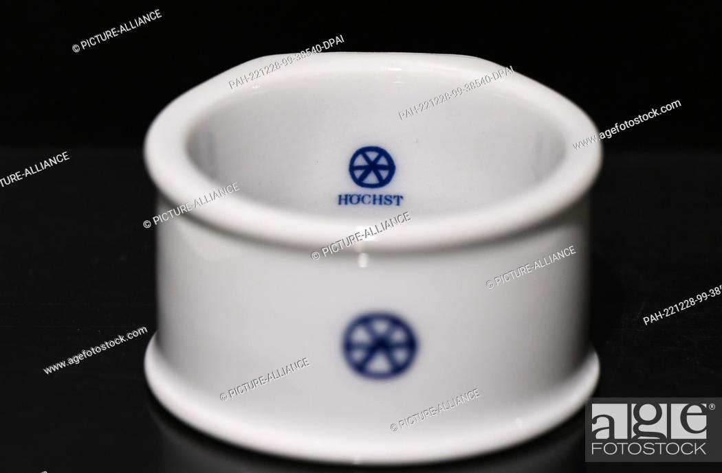 Imagen: 28 December 2022, Hessen, Frankfurt/Main: The Höchster Porzellan-Manufaktur logo can be seen on a porcelain napkin ring in the factory outlet.