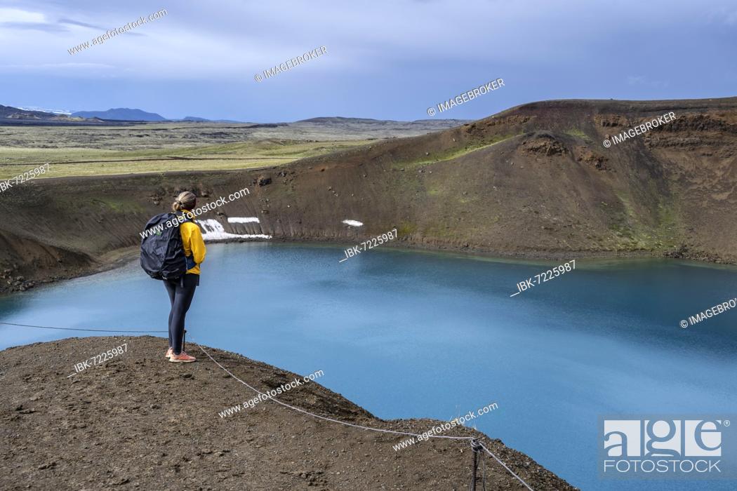 Imagen: Tourist, volcanic lake, crater lake Viti at the central volcano Krafla, Myvatn, North Iceland, Iceland, Europe.