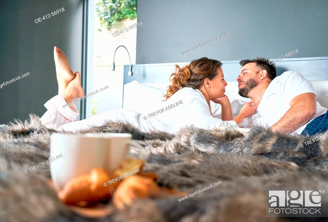 Afectuosa pareja hablando en la cama matutina, Foto de Stock, Imagen  Royalty Free Pic. CIE-412-56918 | agefotostock