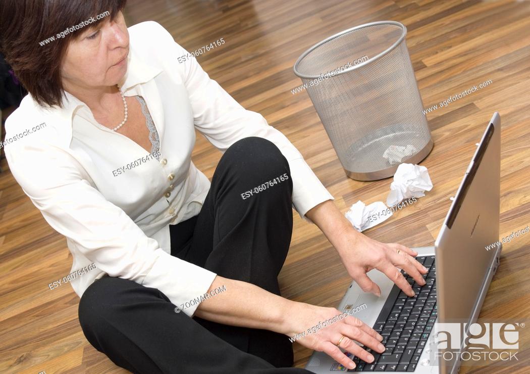 Stock Photo: Walnut Tree, Close-Up, People, Portrait, Leisure, Woman, Young, Amusement, Agile, Sitting, Computer, Laptop Computer, Work, Working, Learning, Job, Profession, Technology, Business, Mobile, University, Preparation, Preparing, Parquet Floor, Chatting, Study, Pastime, Administration, Spare-Time, Vorbereiten