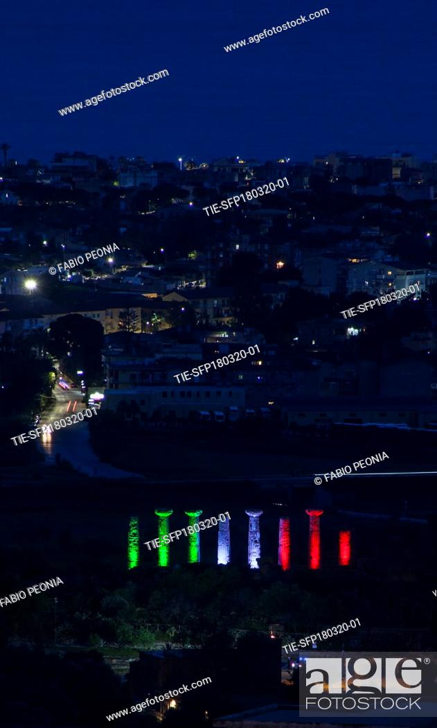 Photo de stock: A view of Temples Valley lighting with the colours of Italian flag in Agrigento , ITALY-18-03-2020.