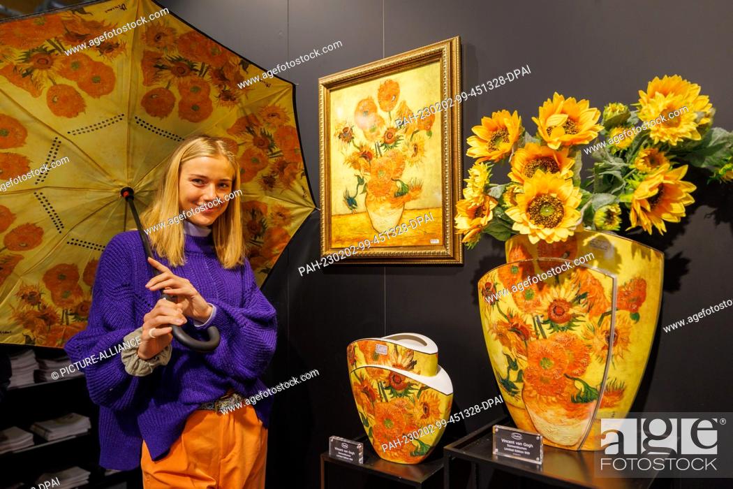 Imagen: 02 February 2023, Hesse, Frankfurt/Main: At the Creativeworld trade fair, porcelain manufacturer Goebel is exhibiting vases featuring Vincent van Gogh's.