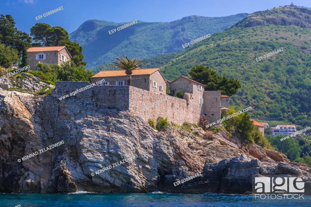 Imagen: Rocky Sveti Stefan islet and five star Aman Sveti Stefan hotel resort on the Adriatic coast of Montenegro.