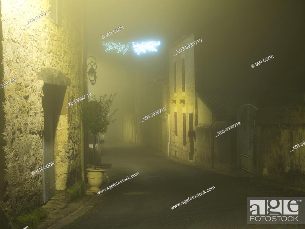Photo de stock: empty street on a foggy night, Lauzun, Lot-et-Garonne Department, Nouvelle-Aquitaine, France.