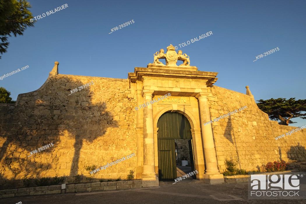 Photo de stock: Puerta de los Leones, Entrada Principal de la isla del Lazareto, old military hospital, Illa del Llatzeret, interior del puerto de Mahón, Minorca.