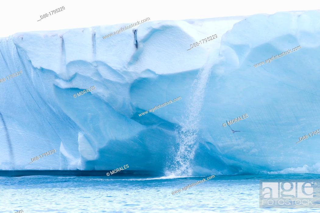 Stock Photo: Norway, Svalbard, Spitsbergen, Nordaustlandet , Brasvell's glacier , the ice melt , rivers and fountains flowing water.