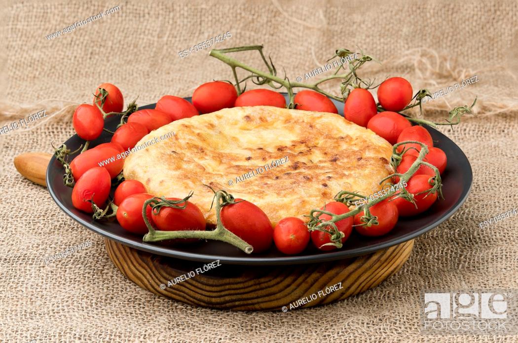 Photo de stock: The potato omelette, potato omelette or Spanish omelette - also called potato omelette in Latin America and the Canary Islands - is an omelette (that is.