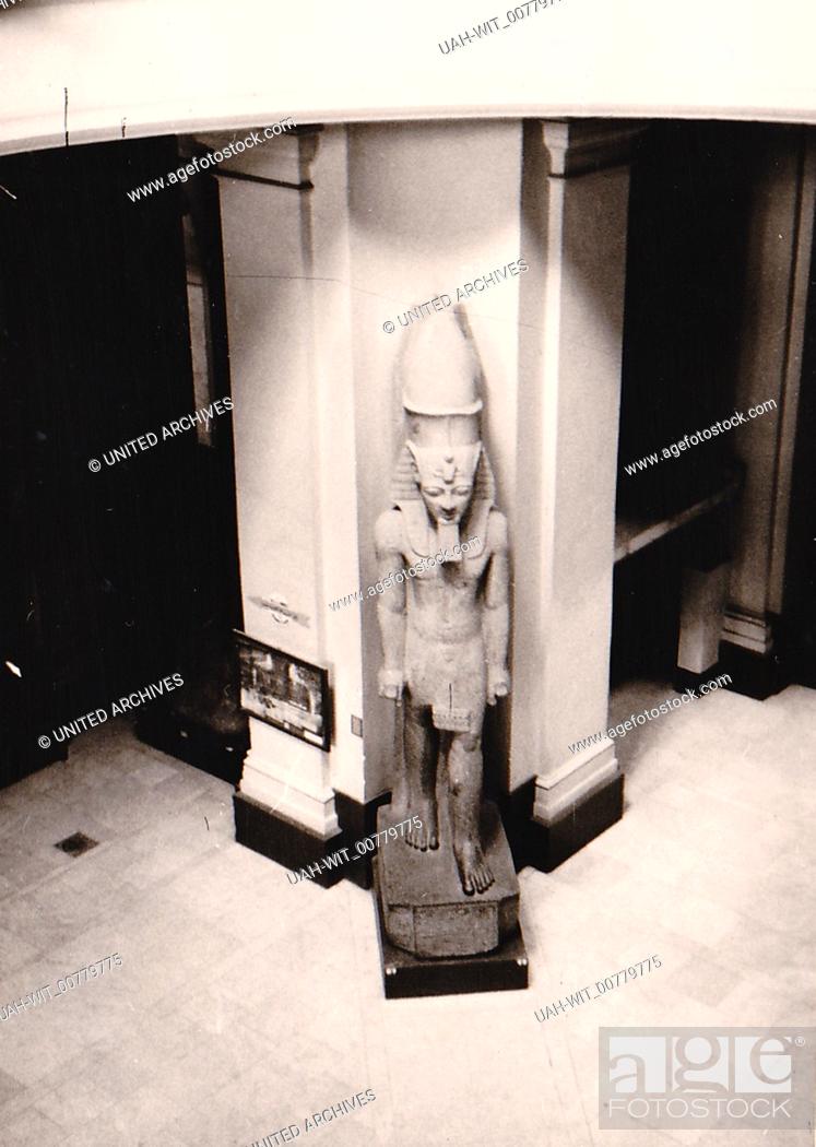 Stock Photo: Im Ägyptischen Museum Kairo: In der Eingangshalle steht diese Statue König Ramses II. , Sammlung Wittmann.