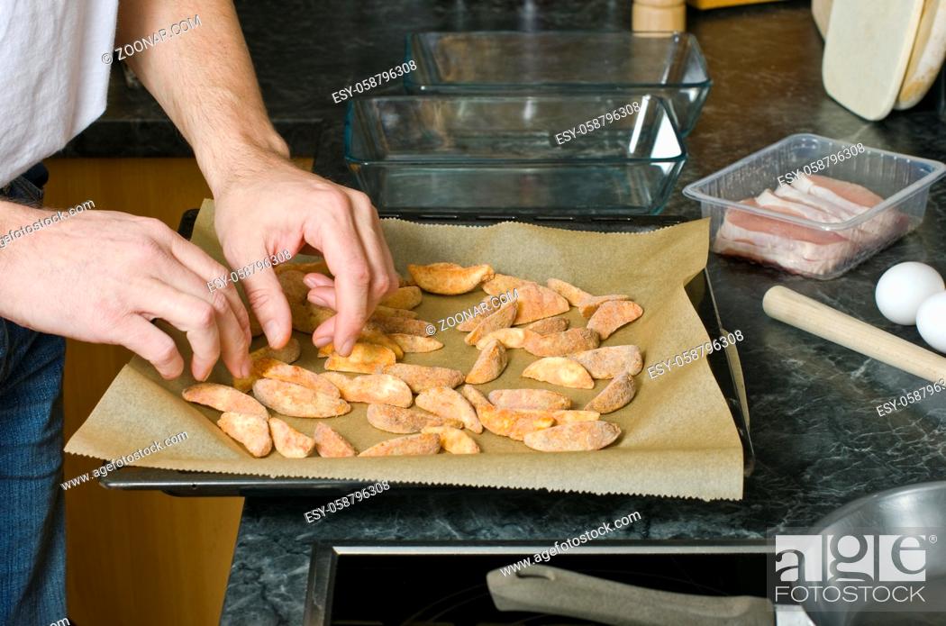 Stock Photo: Zubereitung von Schnitzeln in der Küche  Preparation of chips in the kitchen.