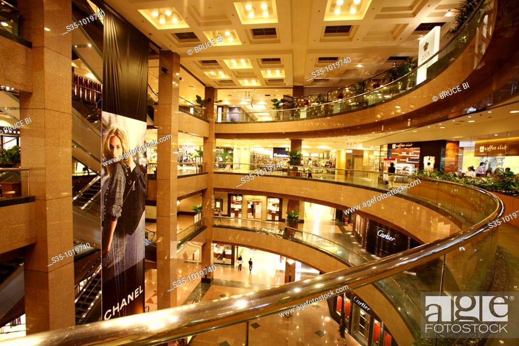 largest shopping mall on Orchard Road 