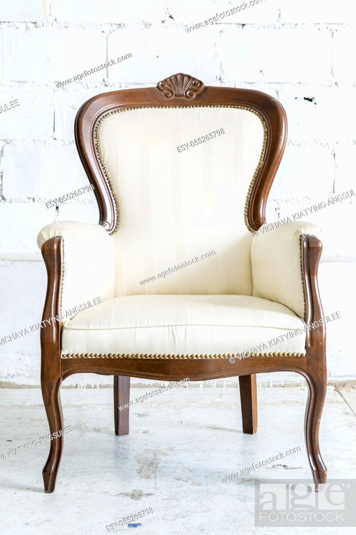 Imagen: White Vintage classical farbirc style Chair.