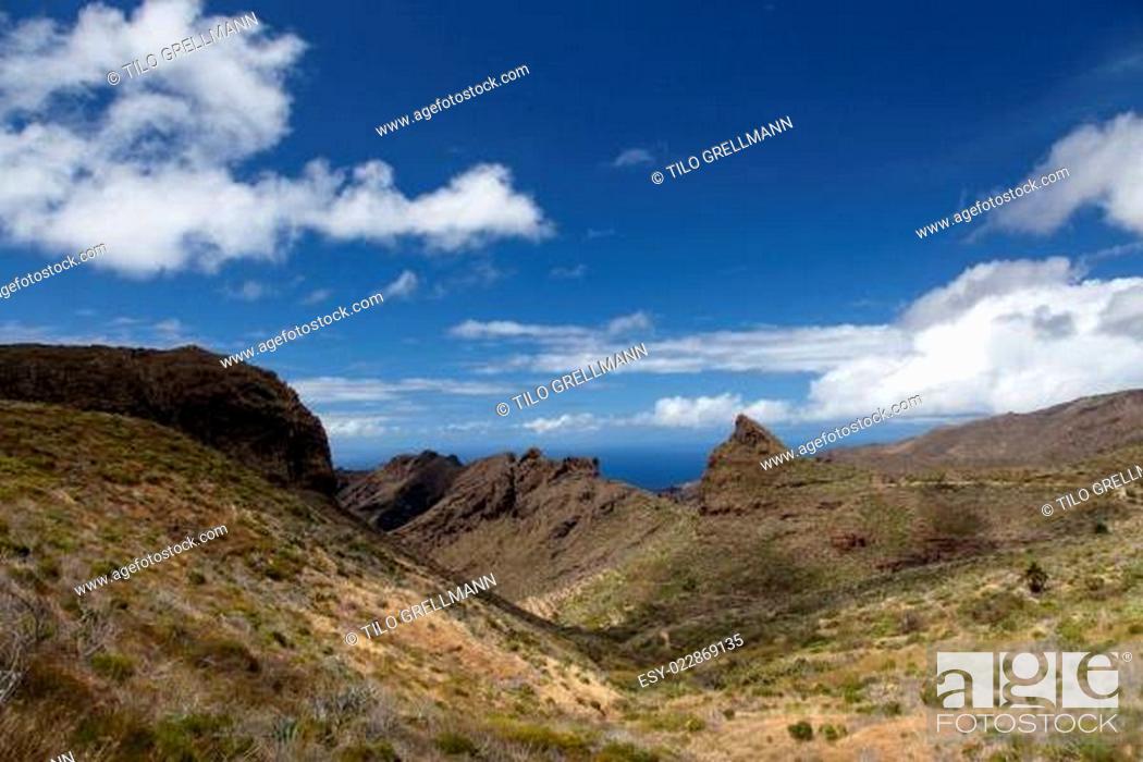 Stock Photo: Tenogebirge auf der Insel Teneriffa mit Aussicht auf die Insel La Gomera.