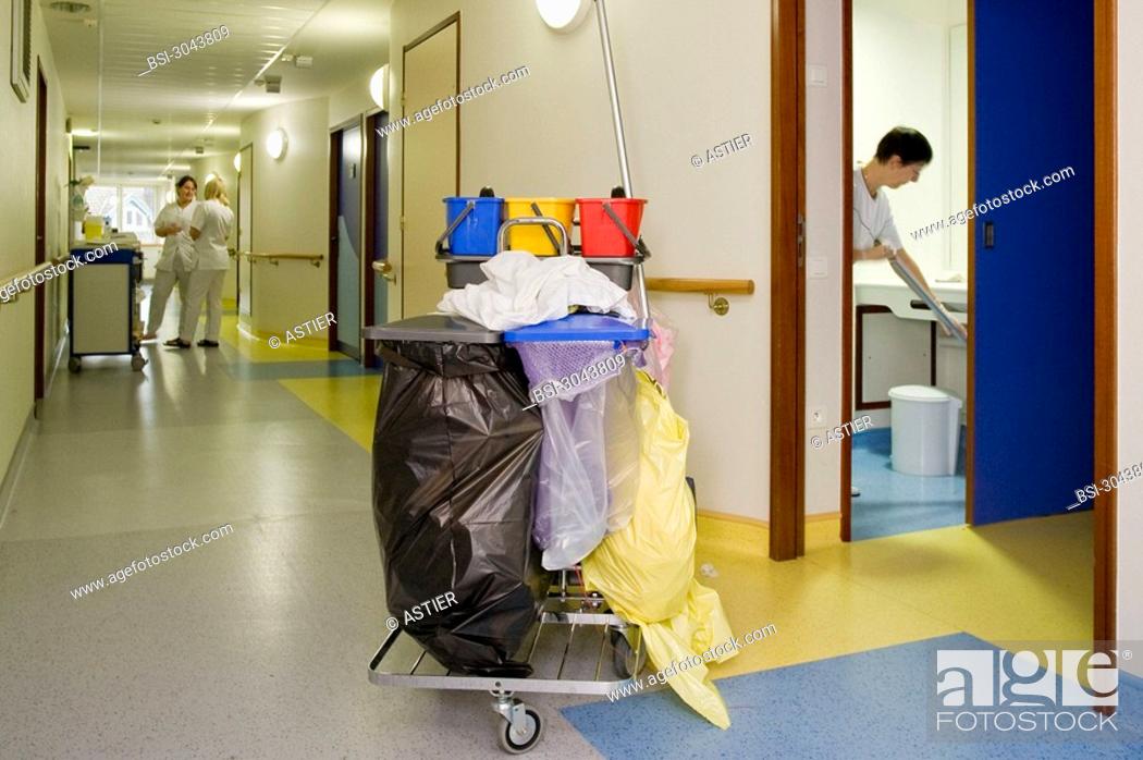 Imagen: Photo essay at the maternity of Saint-Vincent de Paul hospital, Lille, France. Ancillary hospital staff.