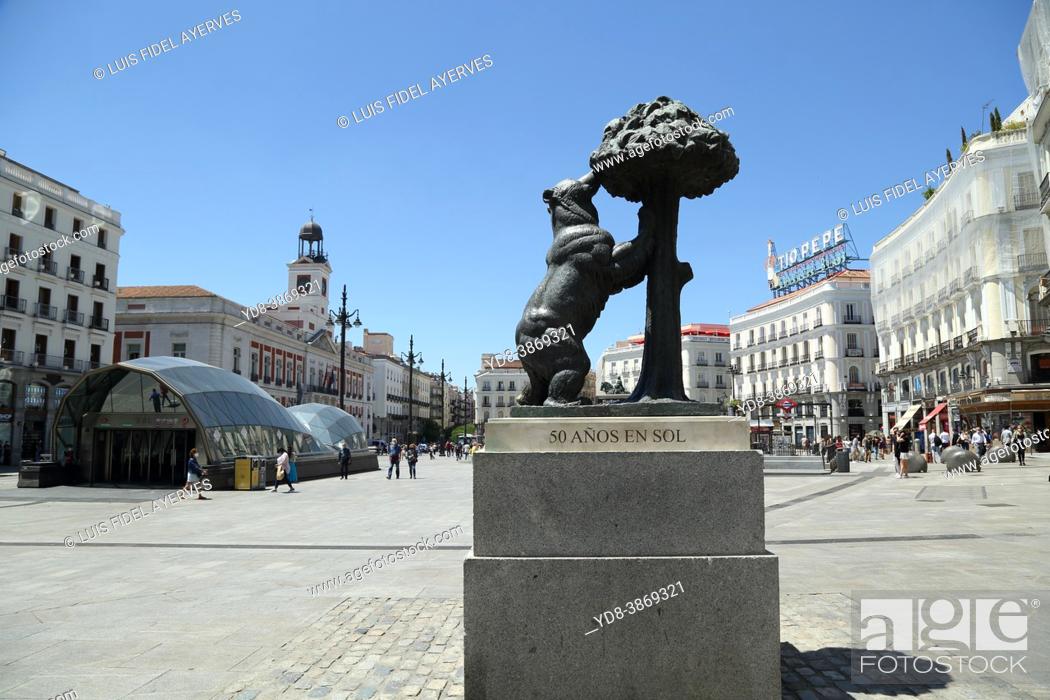 Stock Photo: Oso y el Madroño in the Puerta del Sol, Madrid, Spain.