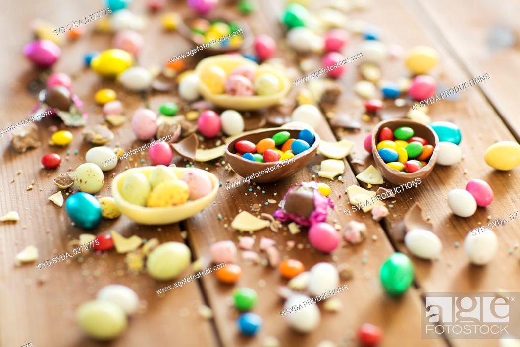Stock Photo: chocolate easter eggs and candy drops on table.