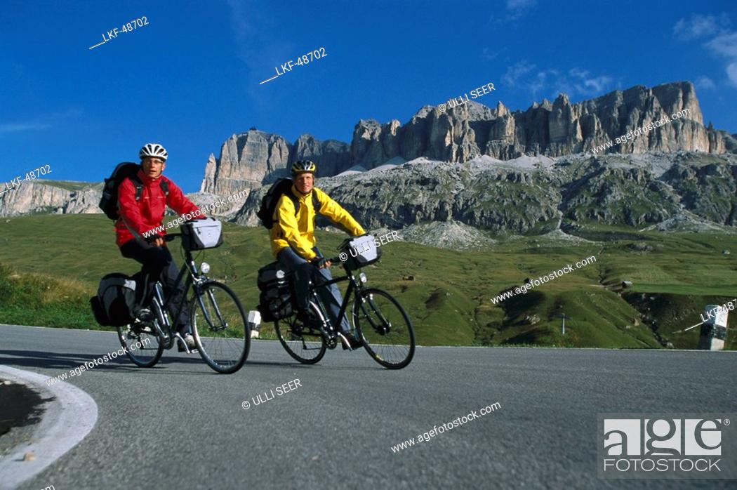 Stock Photo: Mountainbikers, Passo Pordoi, Dolomites, Italy, Europe.